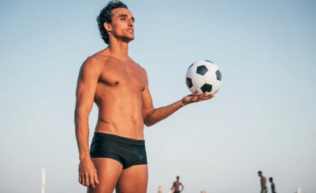 homem magro de sunga na praia Aberbeach